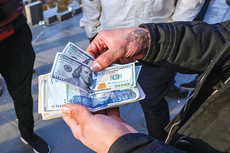 حال‌ و هوای خرید و فروش ارز در کوچه ثبت مشهد