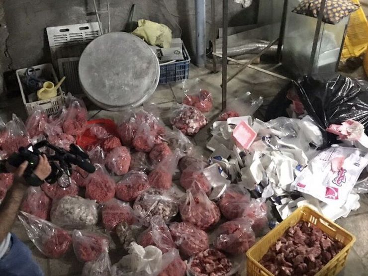 کشف ۲۰۰ کیلو گوشت چرخ کرده فاسد در یک منزل مسکونی در مشهد + فیلم