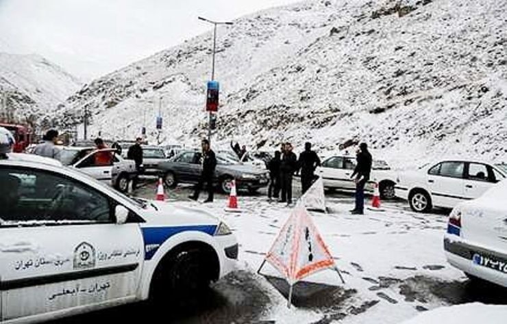 جلوگیری از تردد خودرو‌های فاقد زنجیر چرخ در محور‌های کوهستانی توسط پلیس