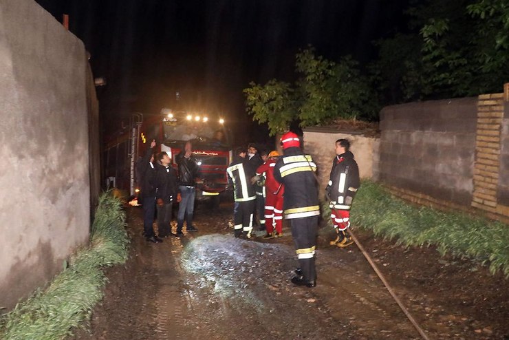 امدادرسانی آتش‌نشانان به ۱۰ گرفتار در سیلاب روستای شلگرد در منطقه هفت‌حوض مشهد