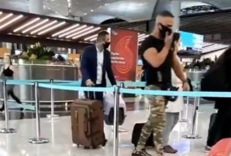 ویدیویی از وحید خزایی در فرودگاه ترکیه قبل از ورود به ایران