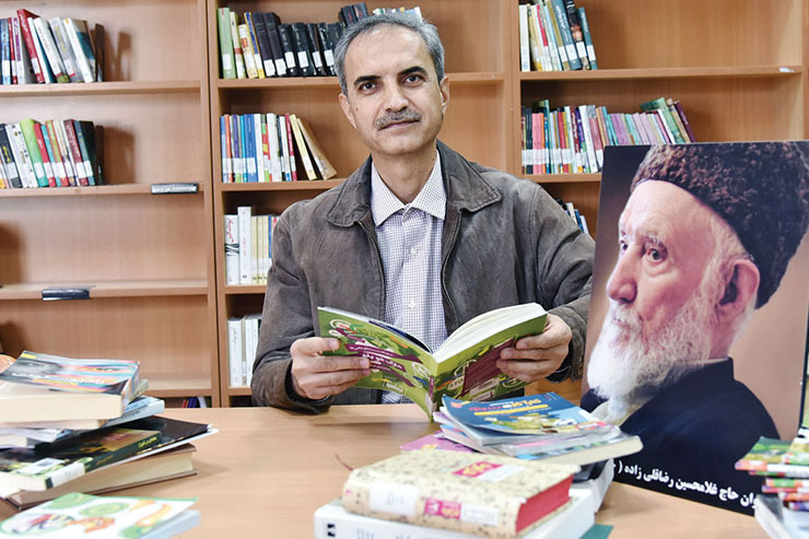 ۳ هزار جلد از کتاب‌های مرحوم خراسانی به زندان اهدا شد