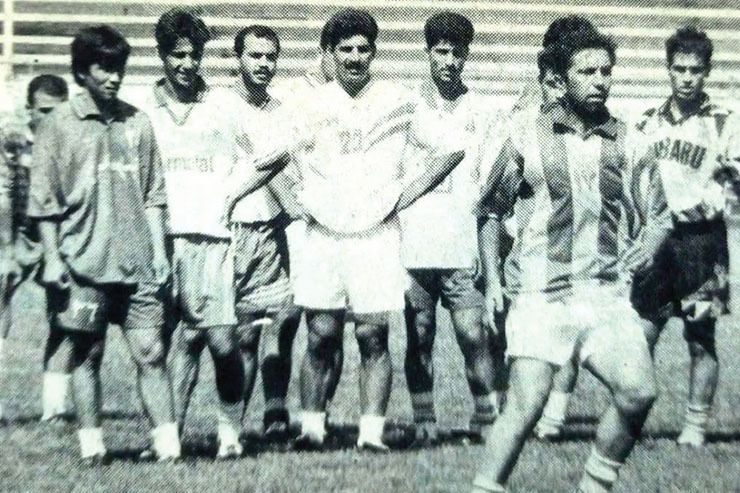 قاب خاطره | خداداد عزیزی و تصویری به‌یادماندنی از تمرینات تیم ملی فوتبال در سال ۷۵