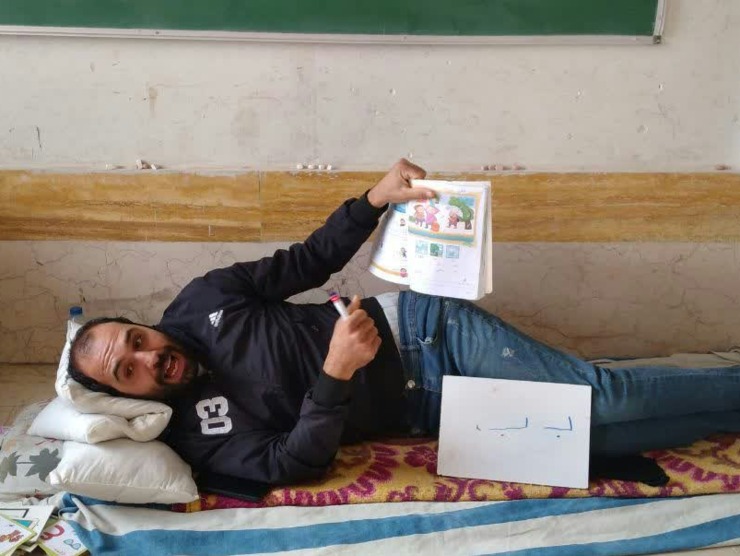 روایتی از تدریس معلم بروجردی با کمر آسیب‌دیده در مدرسه