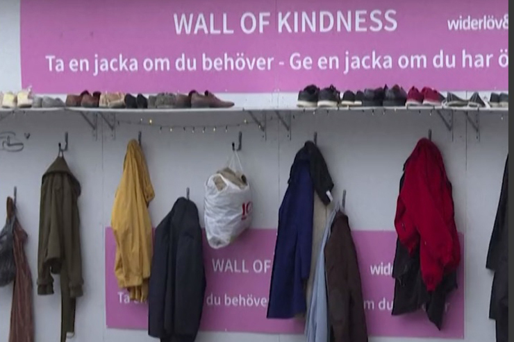 تکثیر مهربانی از مشهد تا اروپا | دیوار مهربانی در استکهلم سوئد