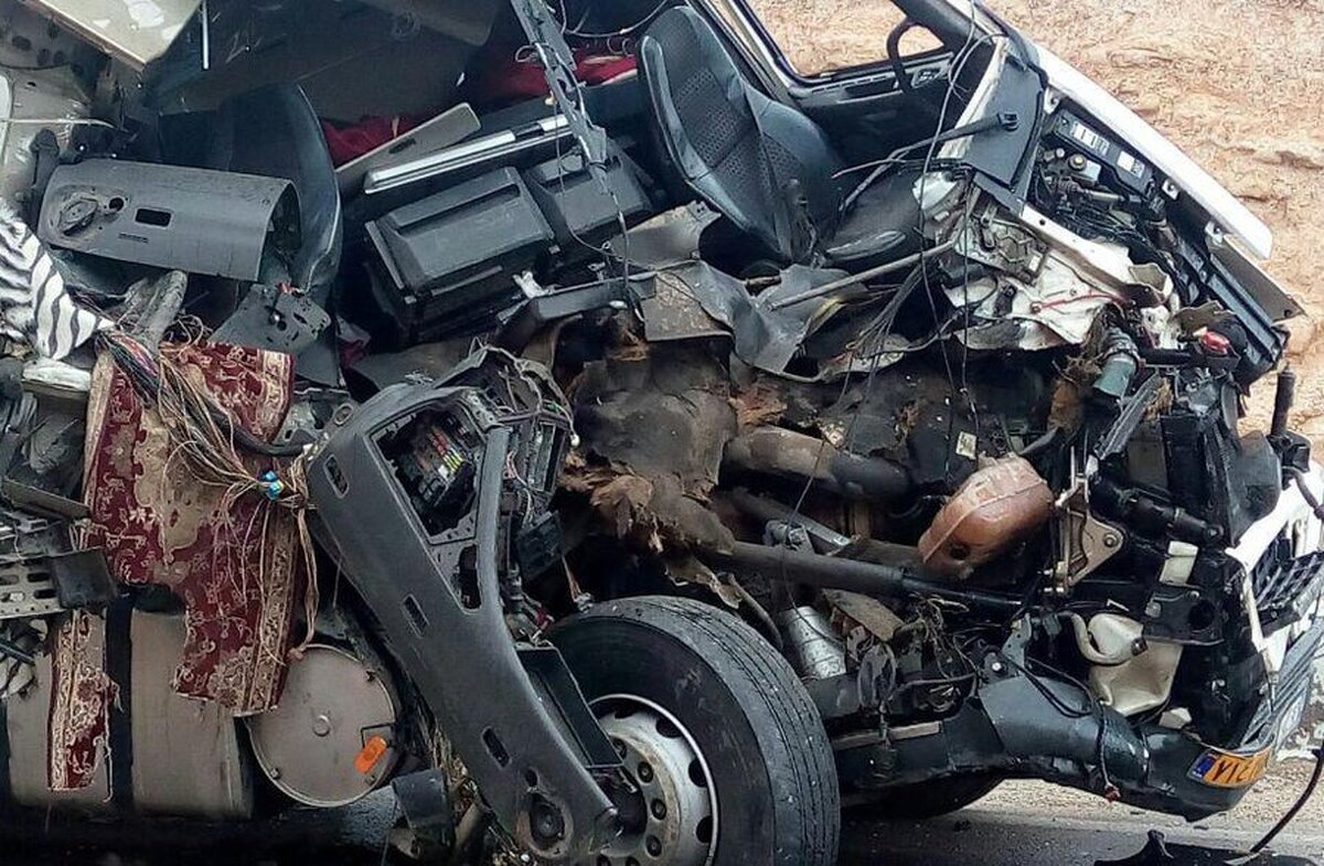 یک کشته و یک مصدوم در برخورد تریلی با خودروی نیسان در فریمان