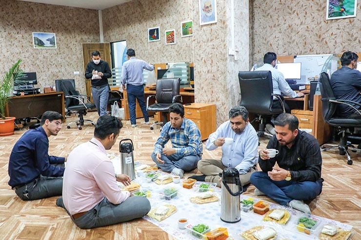 روایتی از فعالیت مداوم کارکنان مرکز ۱۳۷ شهرداری مشهد در ماه رمضان