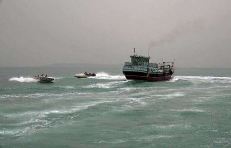 شناور حامل ۲۵۰۰۰ لیتر سوخت قاچاق در آب‌های خلیج‌فارس توقیف شد