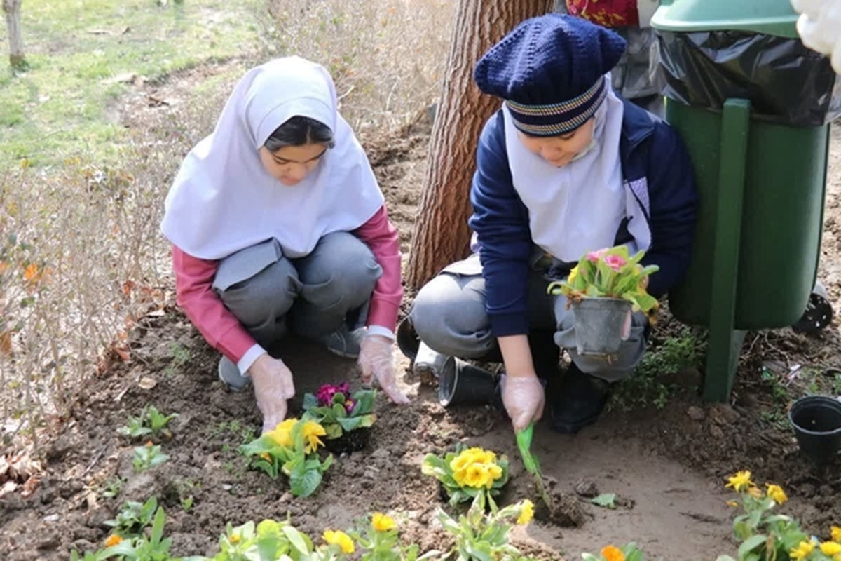 کاشت ۱۰۰۰ گلدان گل توسط ۴۰۰ دانش‌آموز در بوستان ملت 