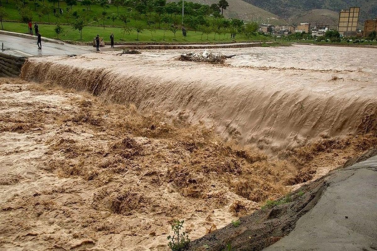 ویدئو| سیلاب راه ارتباطی ۴ روستا به چناران را قطع کرد