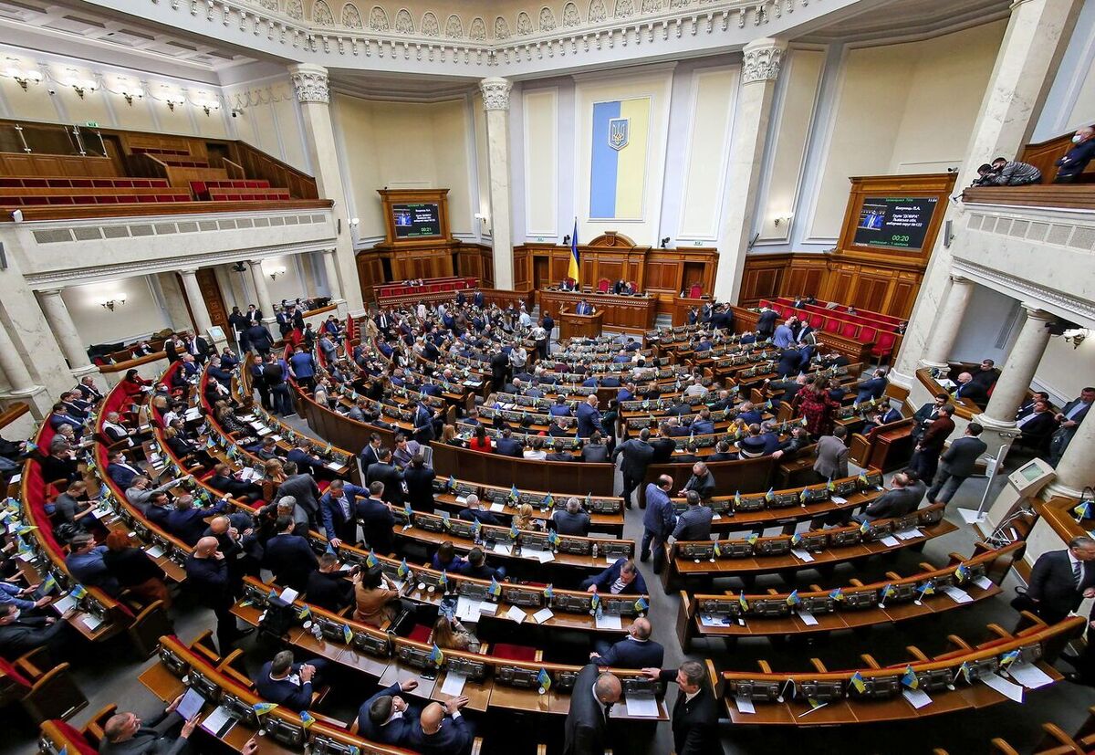ویدئو| بزن‌بزن وسط صحن علنی پارلمان اوکراین