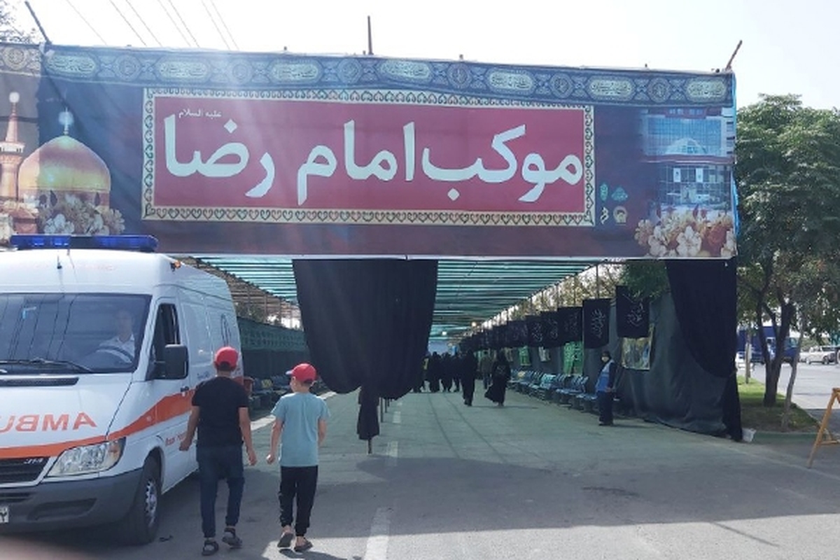 عرض ارادت زائران پیاده در مسیر جاده چناران به مشهد | پذیرایی روزانه از ۱۰ هزار زائر در موکب امام رضا (ع) 