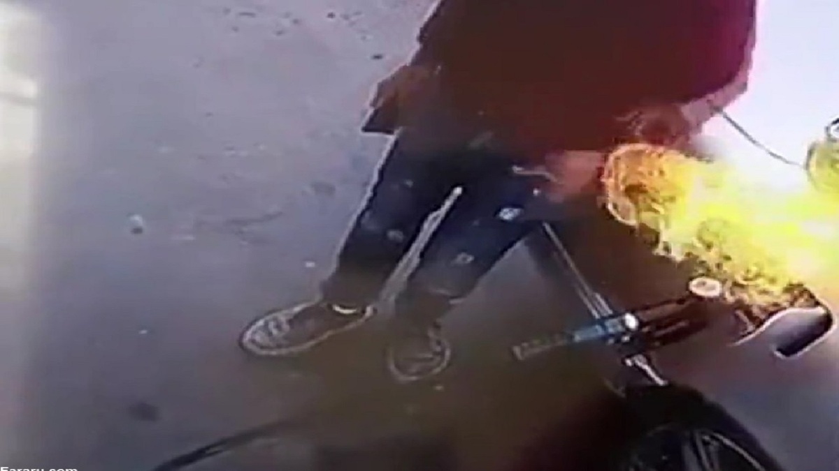 ویدئو| لحظه آتش گرفتن یک خودرو در پمپ بنزین