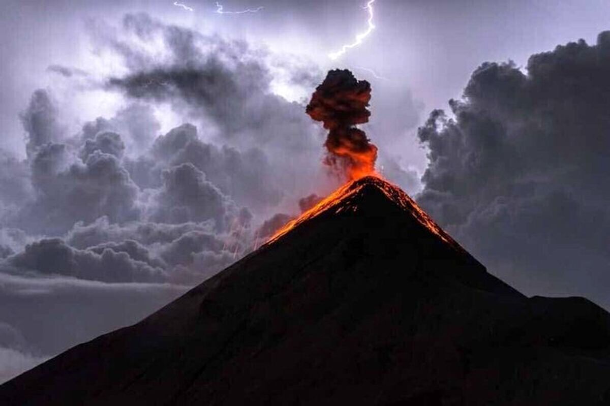 ویدئو| برخورد صاعقه به فوران آتشفشان در گواتمالا