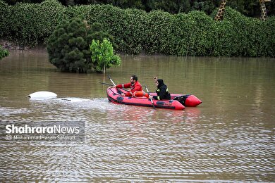 تصاویری از تلاش غواصان آتش نشانی مشهد برای نجات افراد گرفتار در سیلاب (۲۶ اردیبهشت ۱۴۰۳)