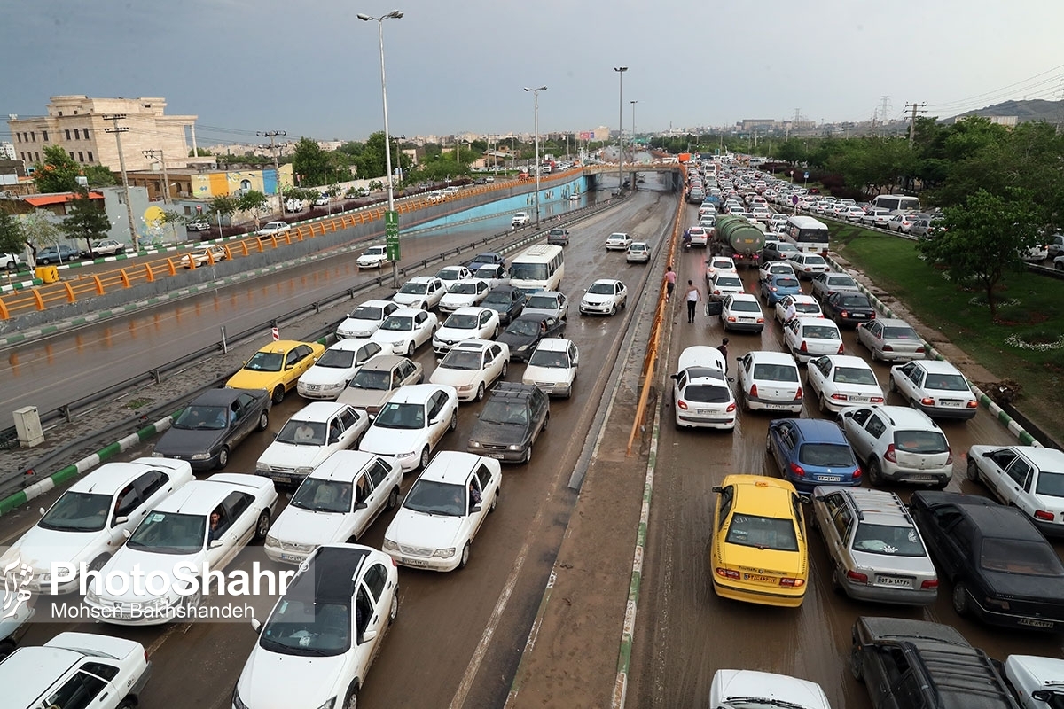اعمال محدودیت ترافیکی در مسیر‌های منتهی به میادین اصلی مشهد در پی بارش شدید باران (۲۹ اردیبهشت ۱۴۰۳)