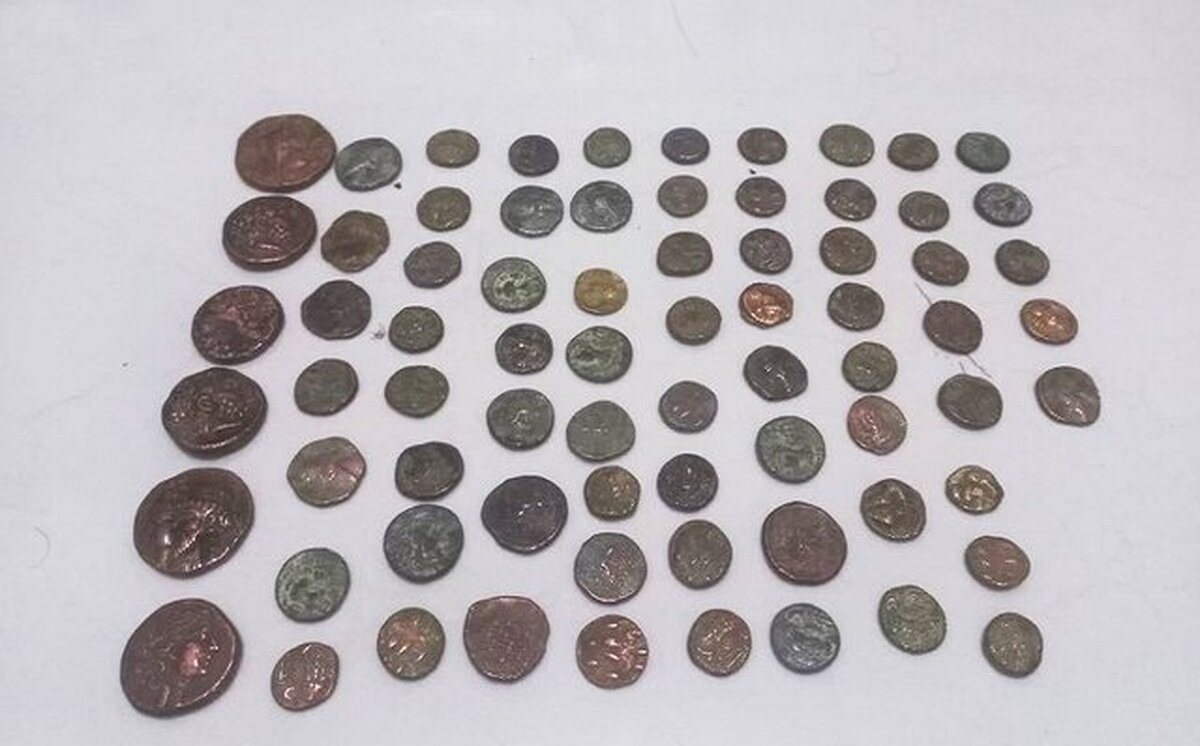 کشف ۷۳ قطعه سکه تاریخی دوره اشکانیان از مسافر قطار (۵ اردیبهشت ۱۴۰۳)