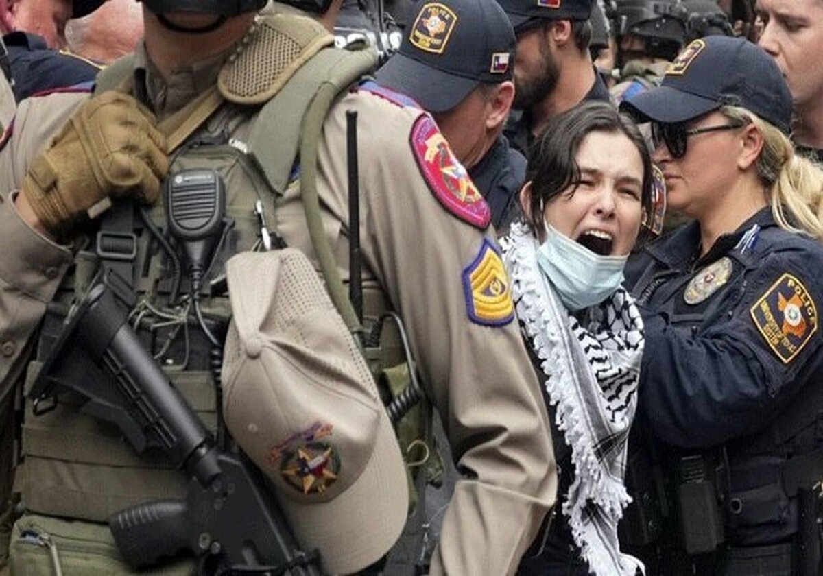 ویدئو | تصاویر باورنکردنی از خشونت پلیس آمریکا علیه زنان معترض به نسل‌کشی در غزه