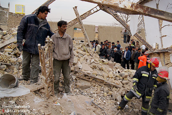 ريزش ساختمان سه طبقه روي سر چهارجوان مشهدي 