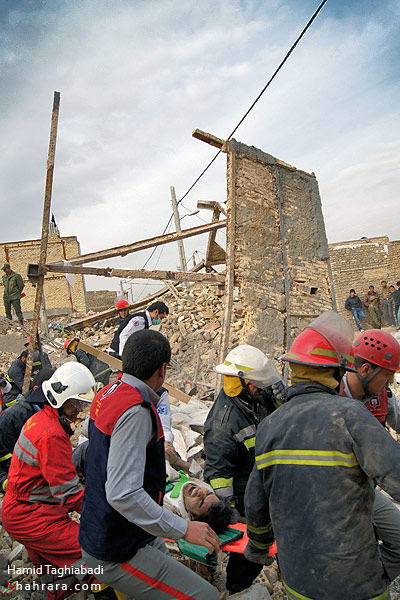 ريزش ساختمان سه طبقه روي سر چهارجوان مشهدي 