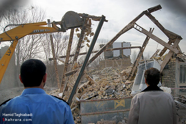 ريزش ساختمان سه طبقه روي سر چهارجوان مشهدي 