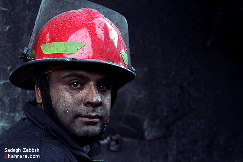 تلاش آتش نشانان در مهار حريق انبار فوم