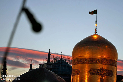 تعويض پرچم گنبد امام رضا(ع)