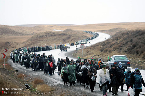  زائران پياده  امام رضا (ع) در راه مشهد