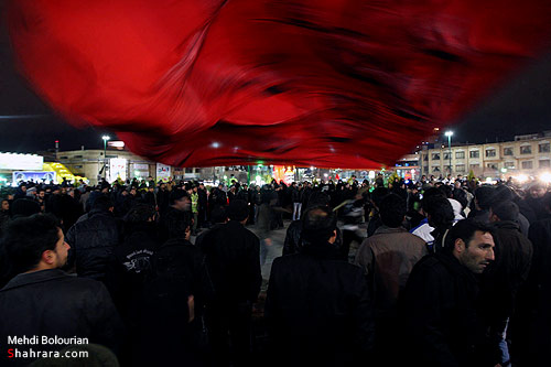عزاداري مردم در شب شهادت امام رضا(ع)