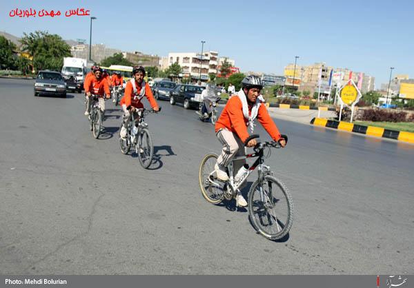 ورود جانبازان دوچرخه سوار حامل پرچم حرم حضرت ابوالفضل(ع) به مشهد