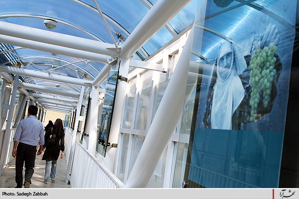 نگارخانه محيطي روي پل عابر پياده