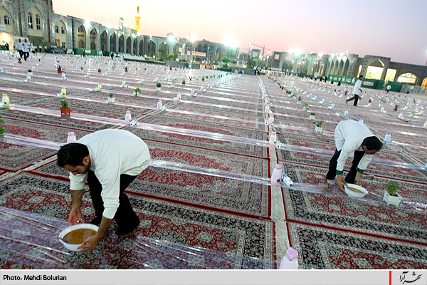 اطعام زائران بارگاه قدسی حضرت رضا(ع)  