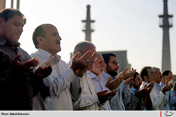 نماز باشكوه عید سعید فطر در حرم مطهر رضوي