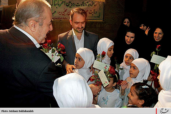 ديدار استاندار با كودكان موسسه گلستان علي