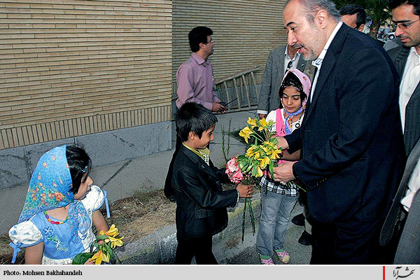 ديدار استاندار با كودكان موسسه گلستان علي