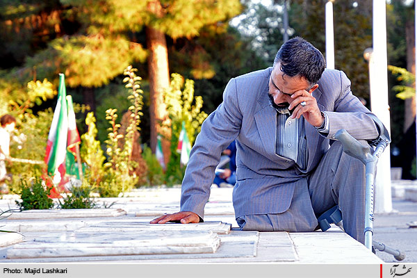 گلباران مزار شهدا در هفته دفاع مقدس 