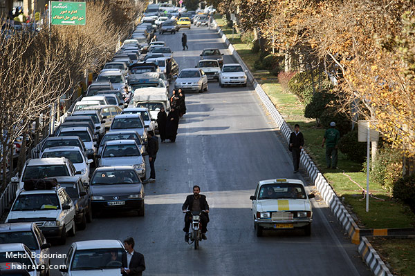 پارك دوبل خودروها در حاشيه بلوار مدرس