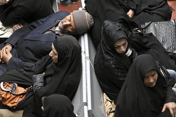 سرگردانی زائران امام رضا (ع) در پایانه مسافربری