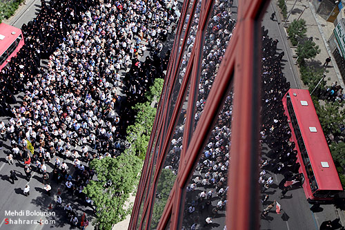 راهپيمايي نمازگزاران مشهدي در حمايت از مردم بحرين