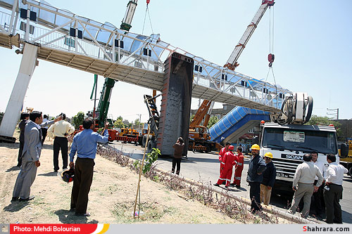 برخورد تريلر با پل عابر پياده