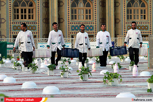 مراسم افطار در حرم رضوي