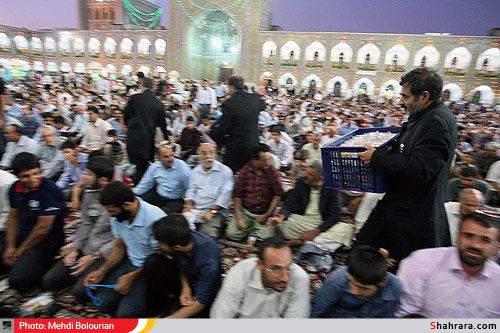 تهیه و توزیع افطار بین نمازگراران در حرم امام رضا(ع)