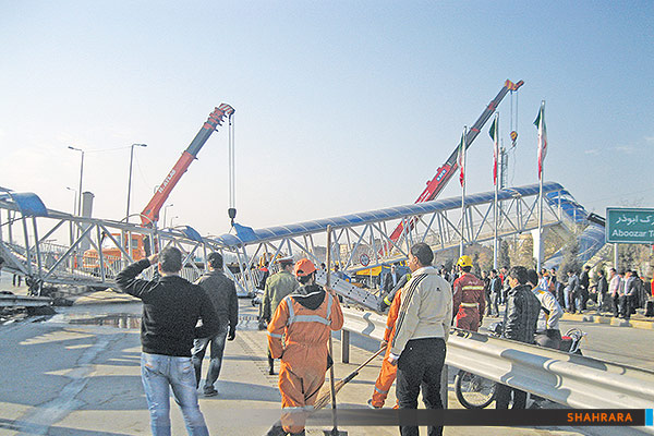 برخورد کامیون با پل عابر پیاده در منطقه 7