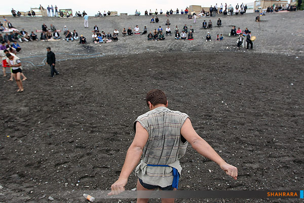 کشتی روی خاک در همسایگی فردوسی/2