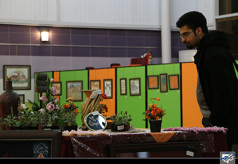 نمایشگاه تابلوهای نقاشی پرستار بازنشسته