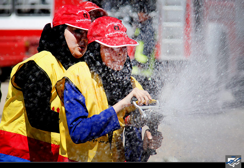 مانور بانوان آتش نشانان