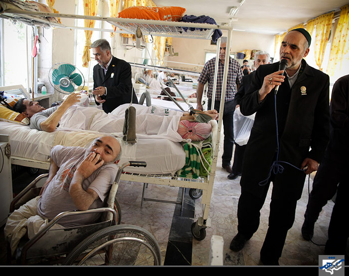 توزیع غذای متبرک توسط خادمان رضوی