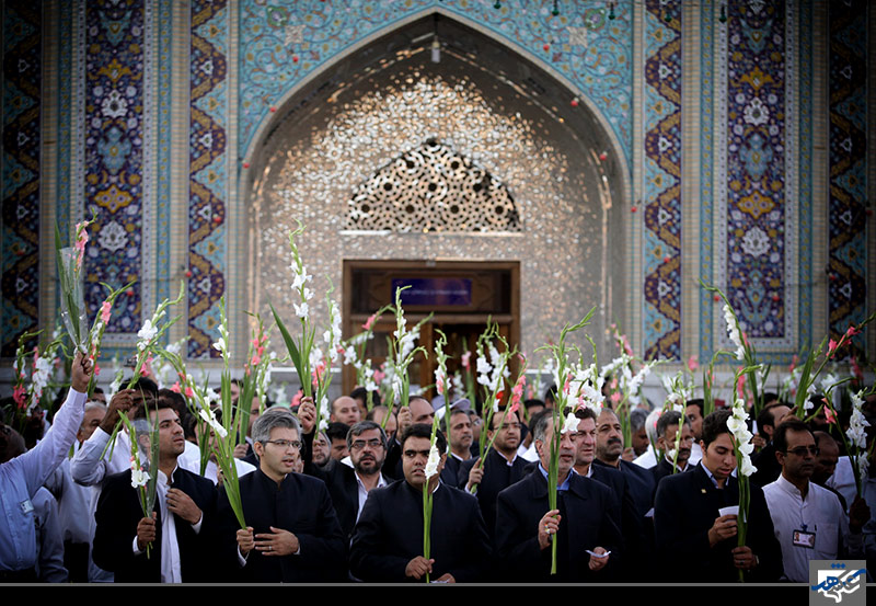 گلباران حرم رضوی توسط خادمان