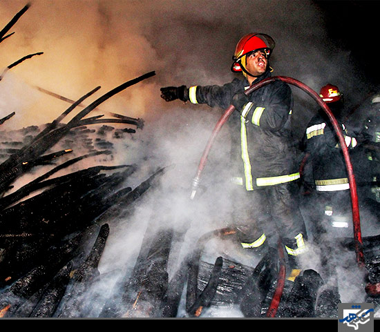  اطفای حریق انبار چوب