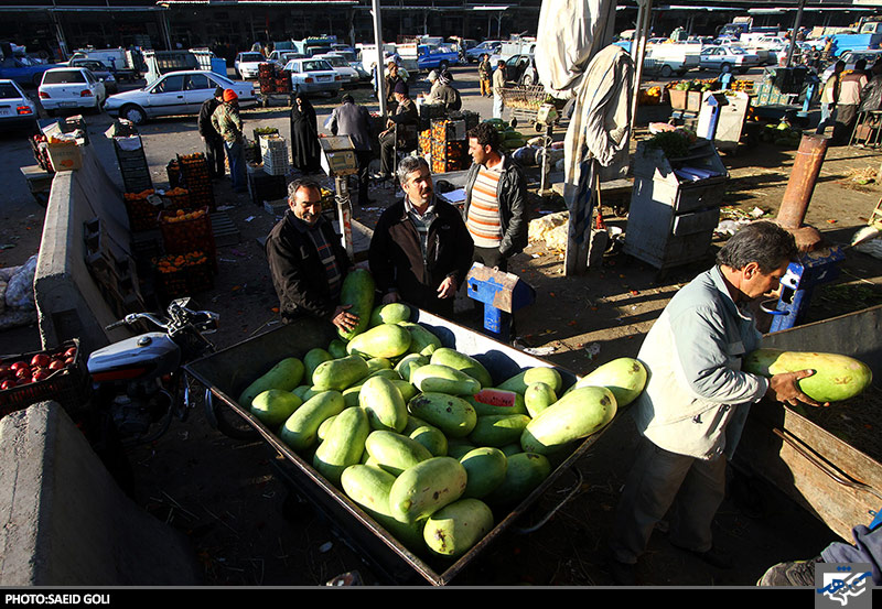 بازار میوه در آستانه شب یلدا